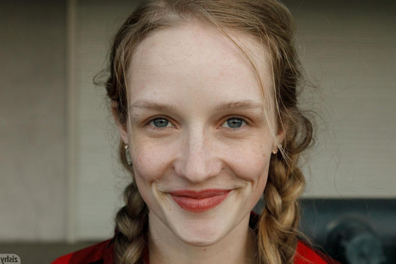 13P A beleza amadora Giana Van Patten exibe seu decote e mostra seu mamilo
