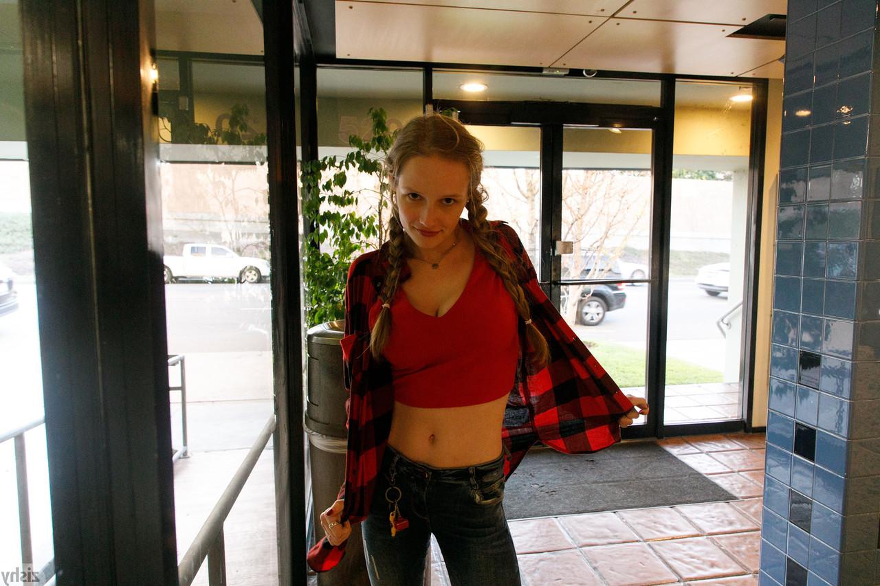 13P A beleza amadora Giana Van Patten exibe seu decote e mostra seu mamilo