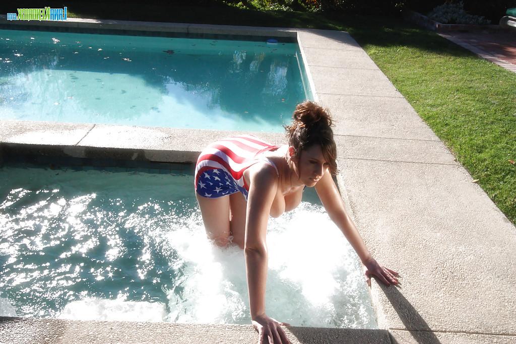 16P A estrela pornô em traje de banho com tema da bandeira americana Lana Kendrick se diverte na piscina