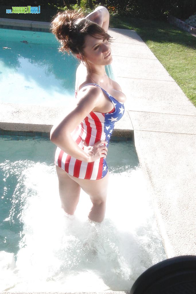 16P A estrela pornô em traje de banho com tema da bandeira americana Lana Kendrick se diverte na piscina