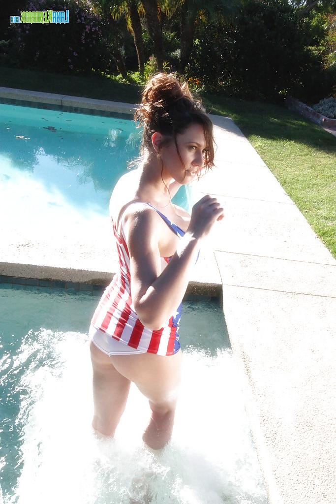 16P A estrela pornô em traje de banho com tema da bandeira americana Lana Kendrick se diverte na piscina