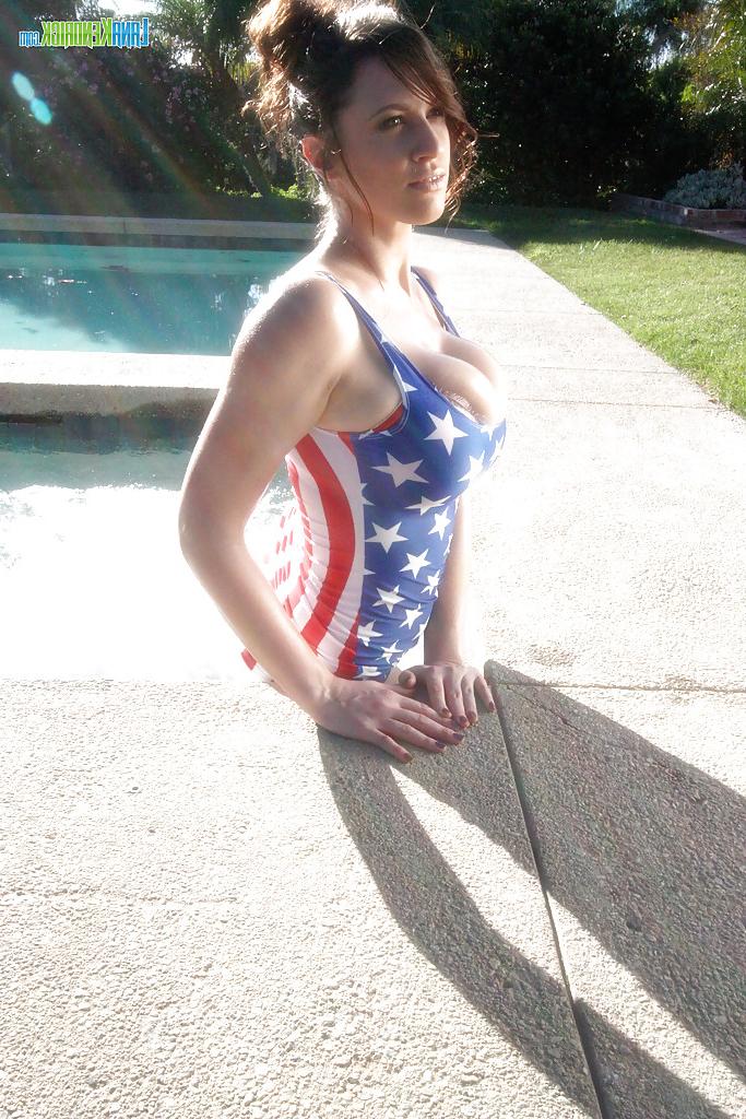 16P A estrela pornô em traje de banho com tema da bandeira americana Lana Kendrick se diverte na piscina