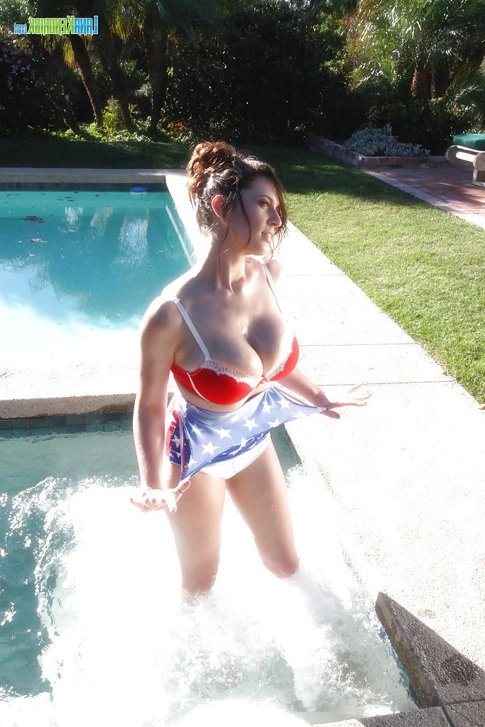 16P A estrela pornô em traje de banho com tema da bandeira americana Lana Kendrick se diverte na piscina