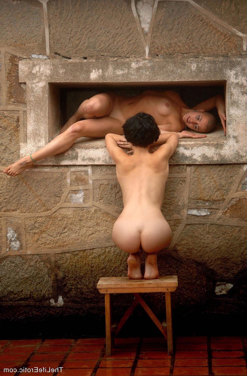20P Séduisantes lesbiennes amateurs Juana et Lara posant nues et se faisant des câlins.