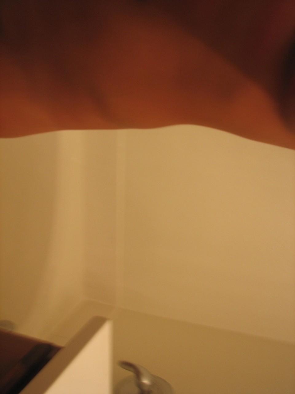 20P Linda adolescente amadora Melissa mostra seus belos seios e barriga perfurada