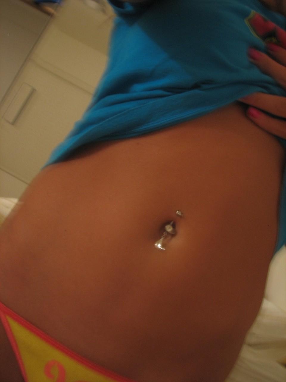 20P Linda adolescente amadora Melissa mostra seus belos seios e barriga perfurada