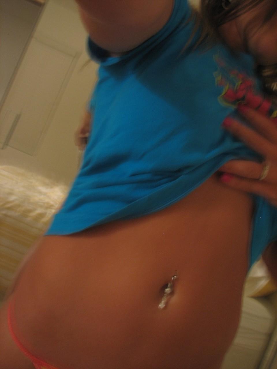 20P Linda adolescente amadora Melissa mostra seus belos seios e barriga perfurada
