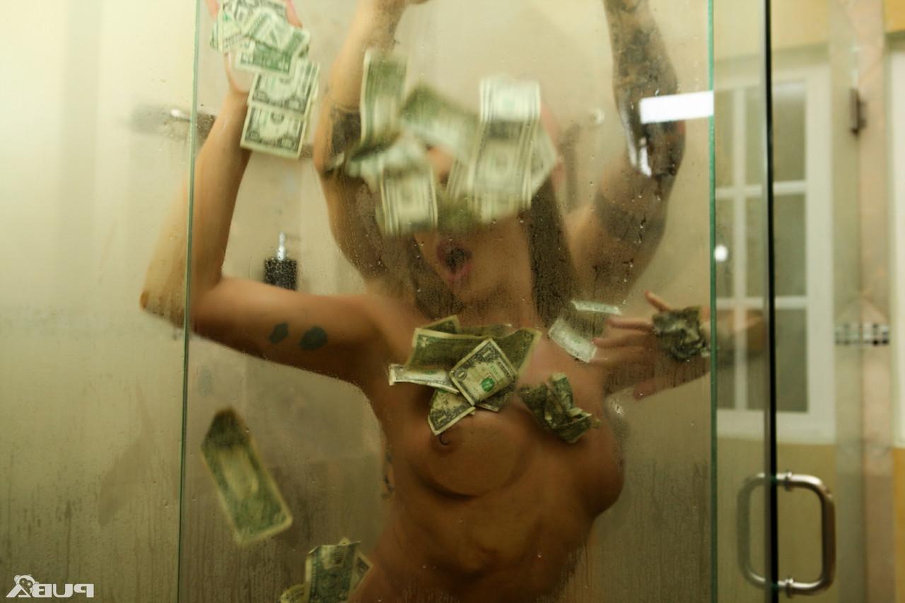 20P La strip-teaseuse salope Christiana Cinn baise un mec chauve pour de l'argent sous la douche.