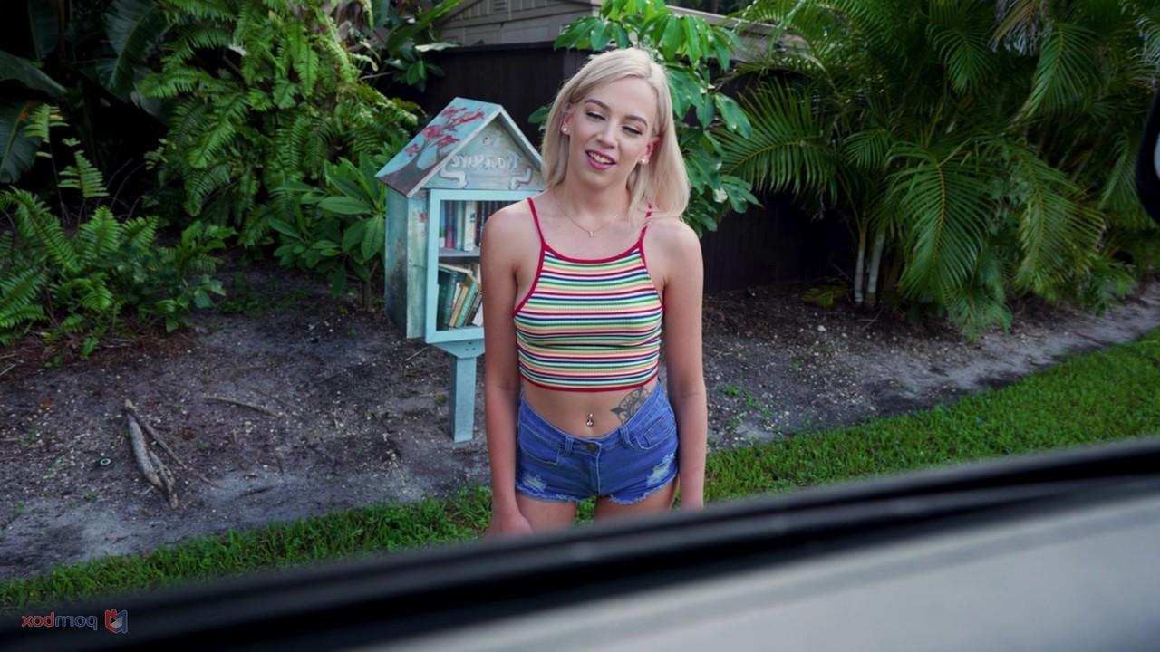 20P La blonde sexy Madison Summers fait une pipe avant de faire l'amour dans une camionnette.