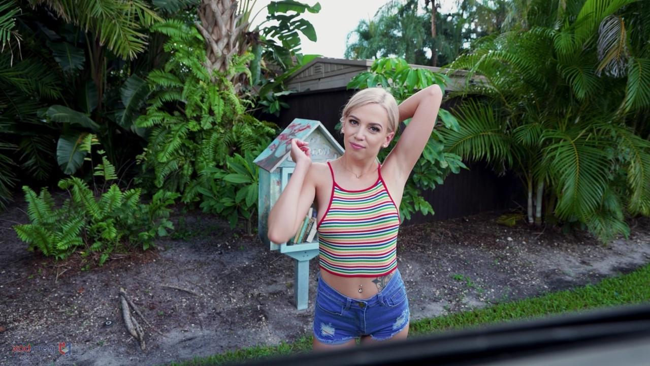 20P La blonde sexy Madison Summers fait une pipe avant de faire l'amour dans une camionnette.