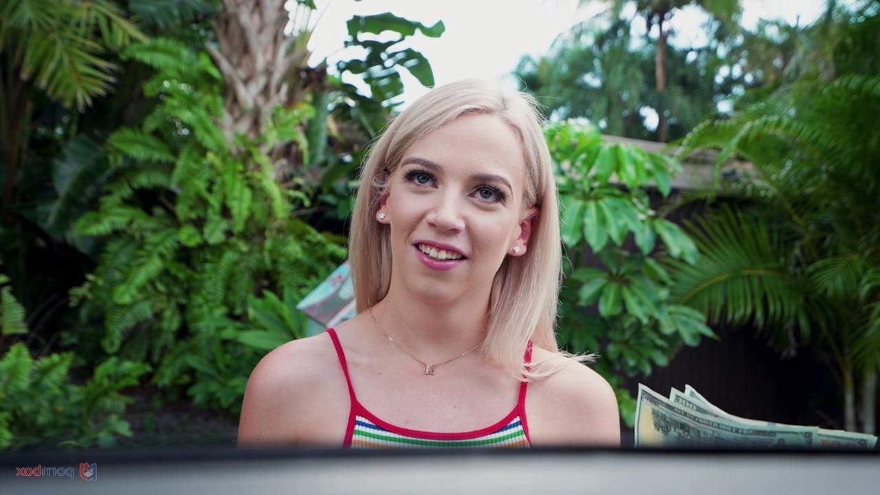 20P La blonde sexy Madison Summers fait une pipe avant de faire l'amour dans une camionnette.