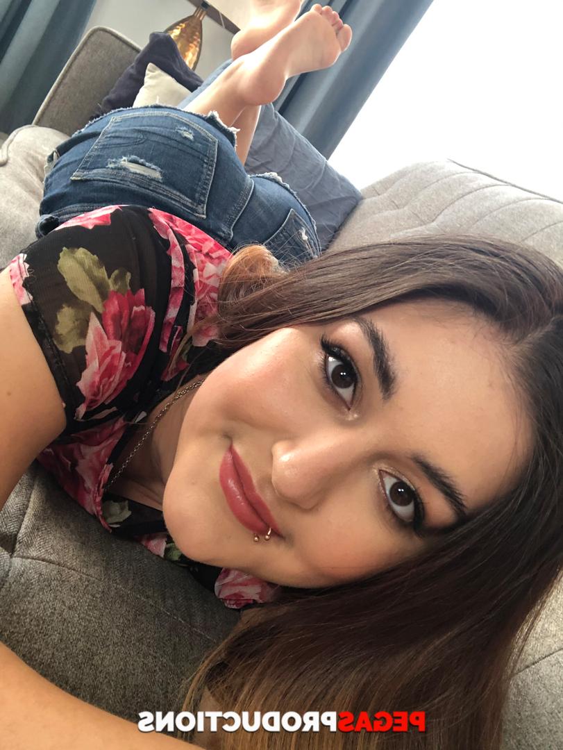 18P Adolescente pequena em shorts jeans Alice W sendo disciplinada pelo padrasto