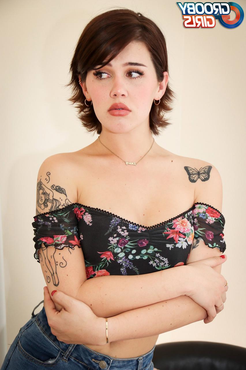 16P Die heiße Shemale Daisy Taylor genießt Hardcore-Analsex mit einem gut bestückten Kerl