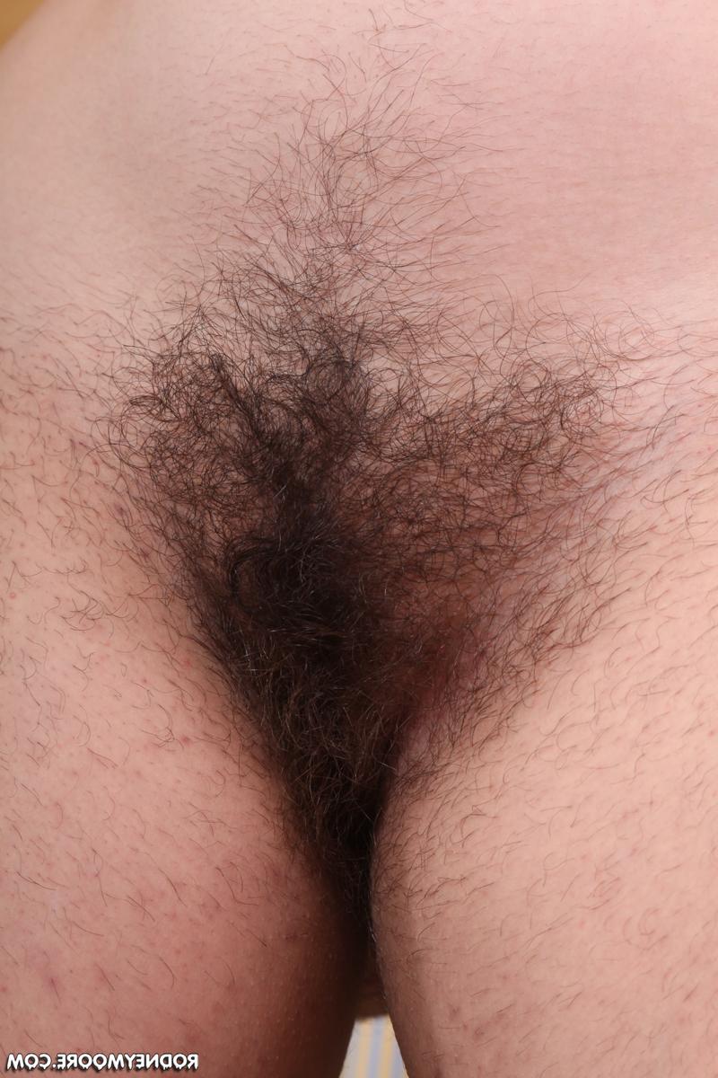 20P La mamá amateur gordita kimberly muestra sus axilas tupidas y su coño en una silla