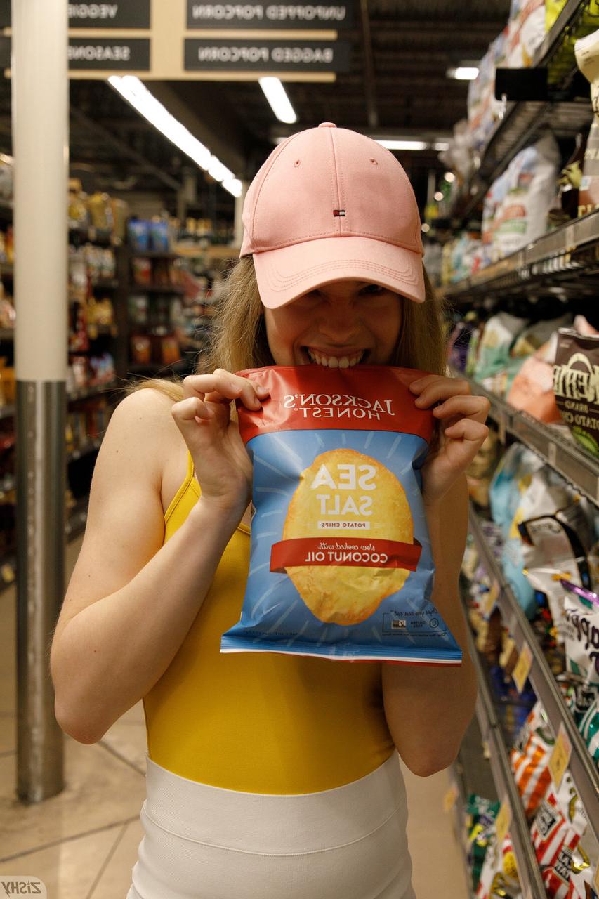 13P La nena totalmente natural Minka Giertz muestra sus tetas y su coño en público