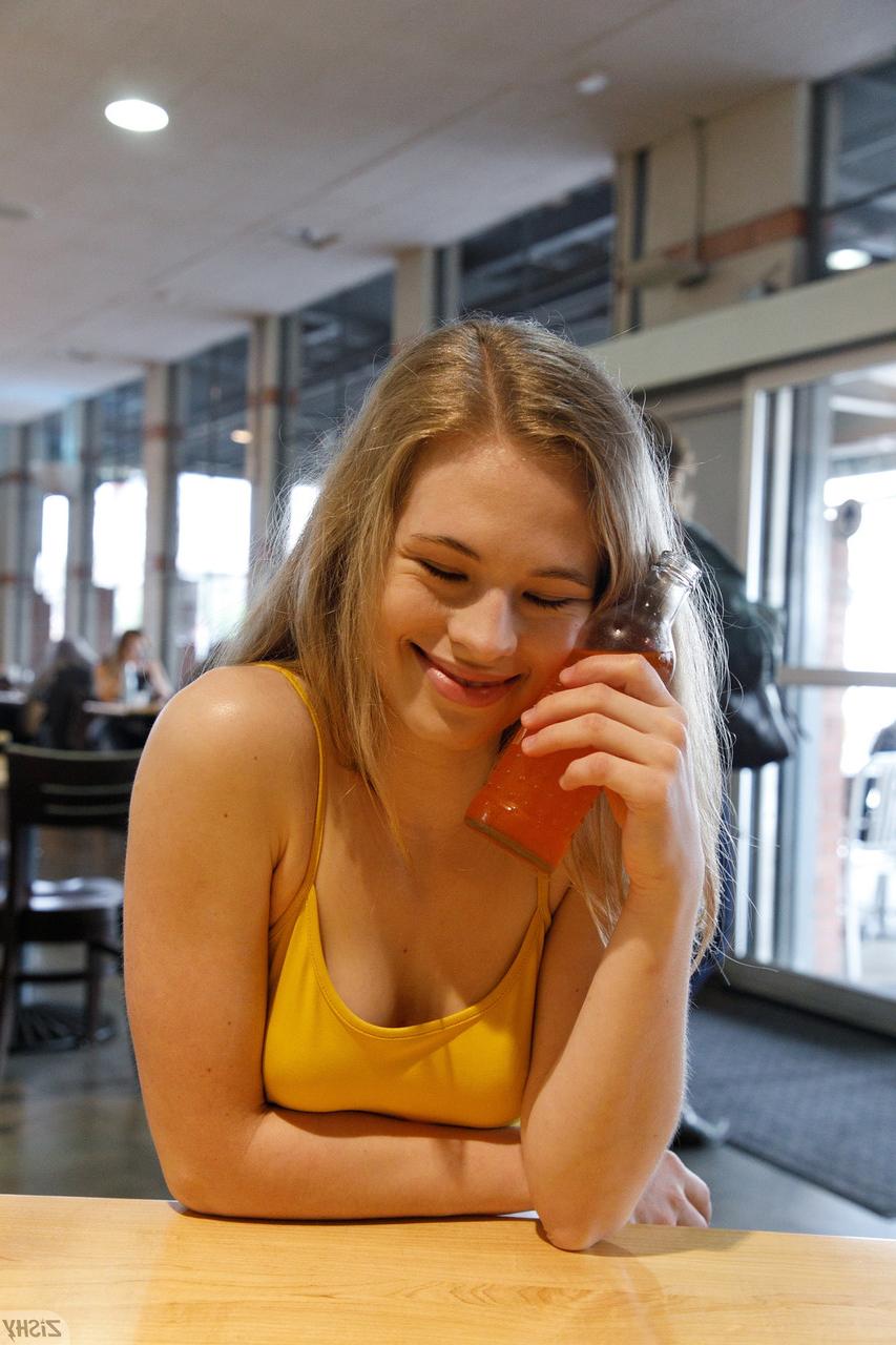 13P La nena totalmente natural Minka Giertz muestra sus tetas y su coño en público