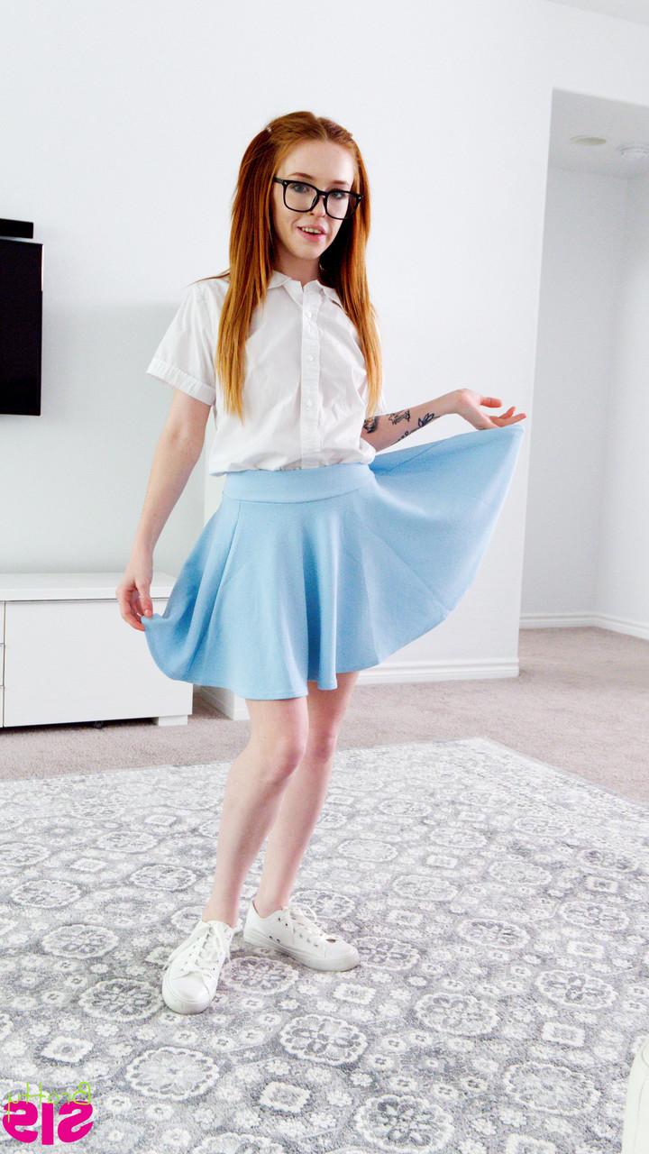 20P La jolie rousse Madi Collins laisse son demi-frère bien membré lui pilonner la chatte rasée.