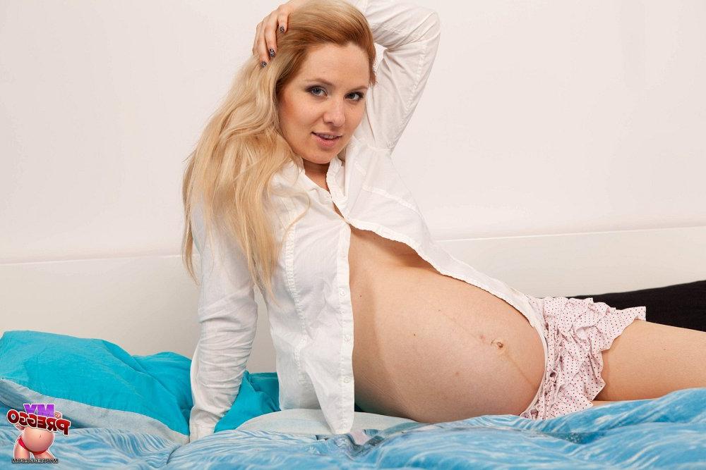 10P Une blonde enceinte lance sa carrière de mannequin nue sur son lit avec des talons