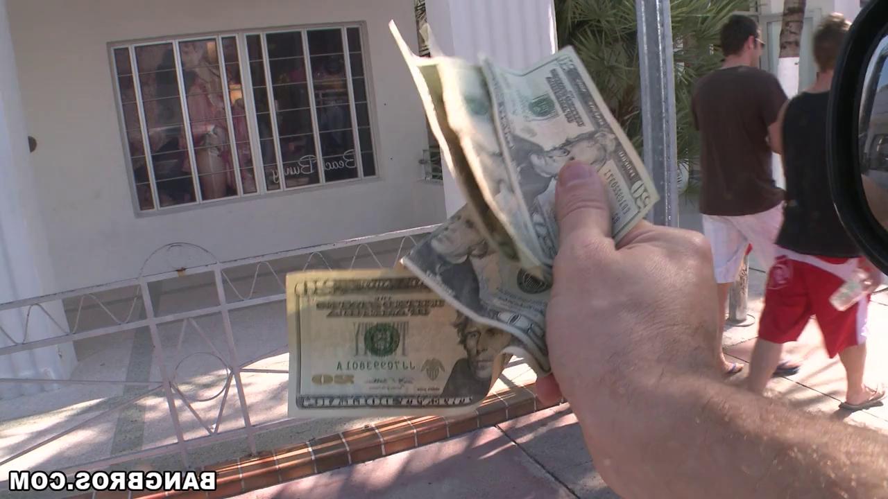 20P Sexy Latina Gigi Larios sopra e cavalga o pau de um estranho em uma van