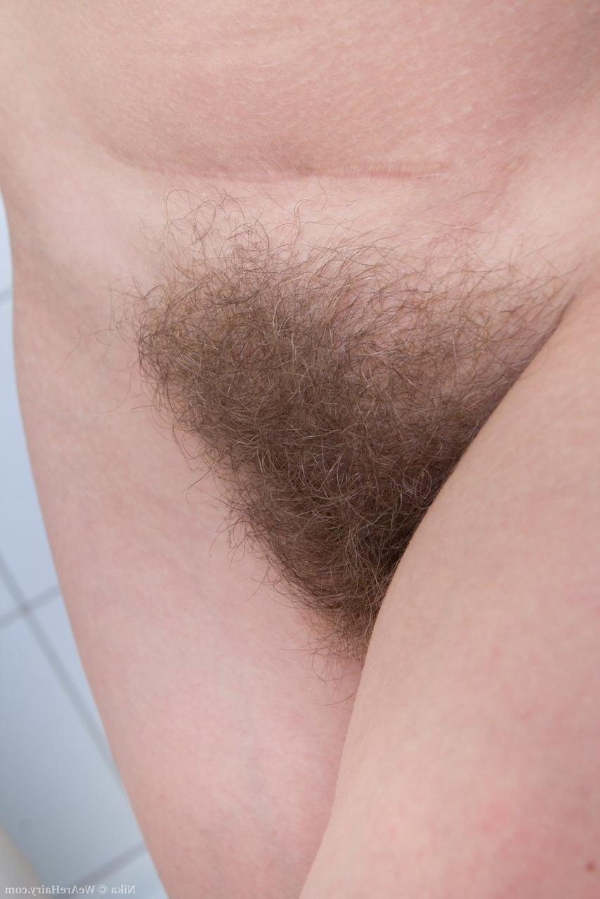 16P Modelo solista se enjabona y enjuaga su vagina totalmente natural en la bañera