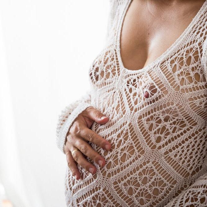 20P Tiffany Doll, une européenne enceinte, se fait baiser par un vieil homme chauve.