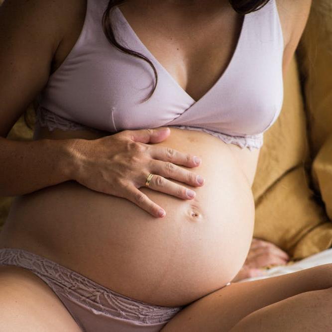 20P Tiffany Doll, une européenne enceinte, se fait baiser par un vieil homme chauve.