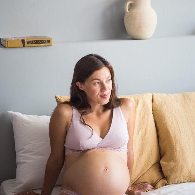 20P Tiffany Doll, une européenne enceinte, se fait baiser par un vieil homme chauve.