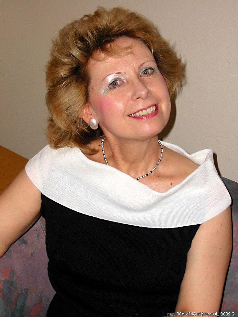 20P La blonde mature Mischa libère ses gros seins naturels et joue avec son castor.