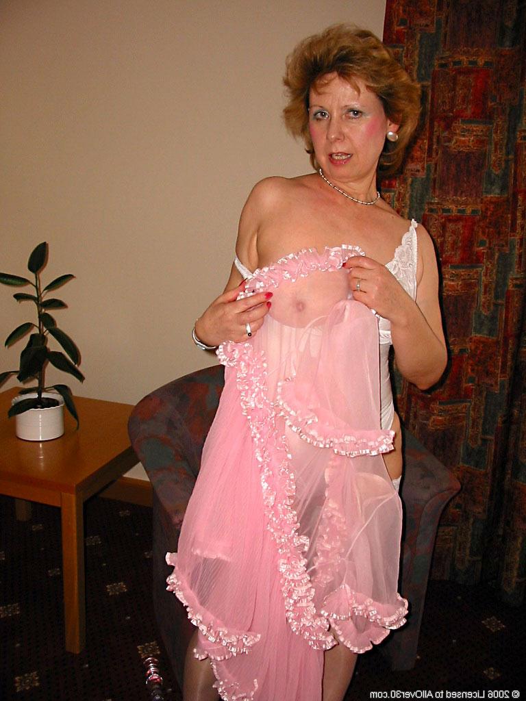 20P La blonde mature Mischa libère ses gros seins naturels et joue avec son castor.