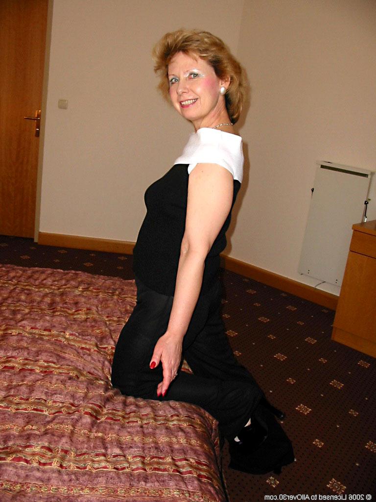 20P La blonde mature Mischa libère ses gros seins naturels et joue avec son castor.