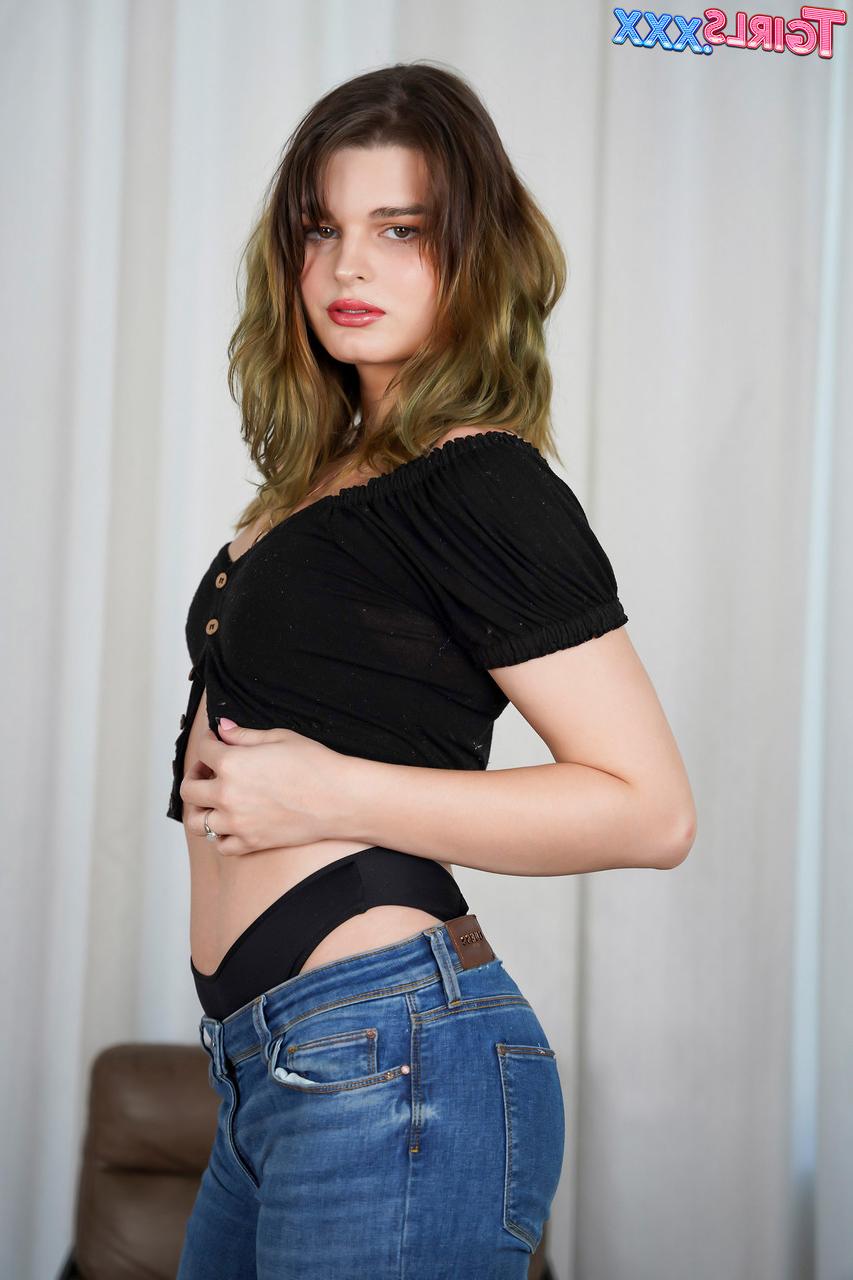 16P La douce transexuelle en jeans Asia Belle montre sa petite bite et son cul chaud.