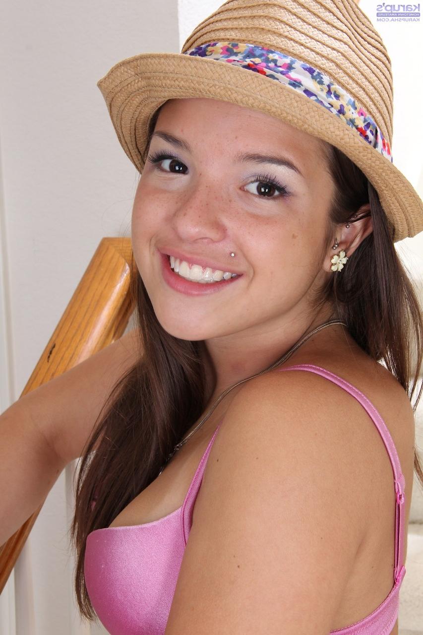 20P La jeune brune Veronica Berry exhibe ses seins et sa délicieuse chatte dans les escaliers.