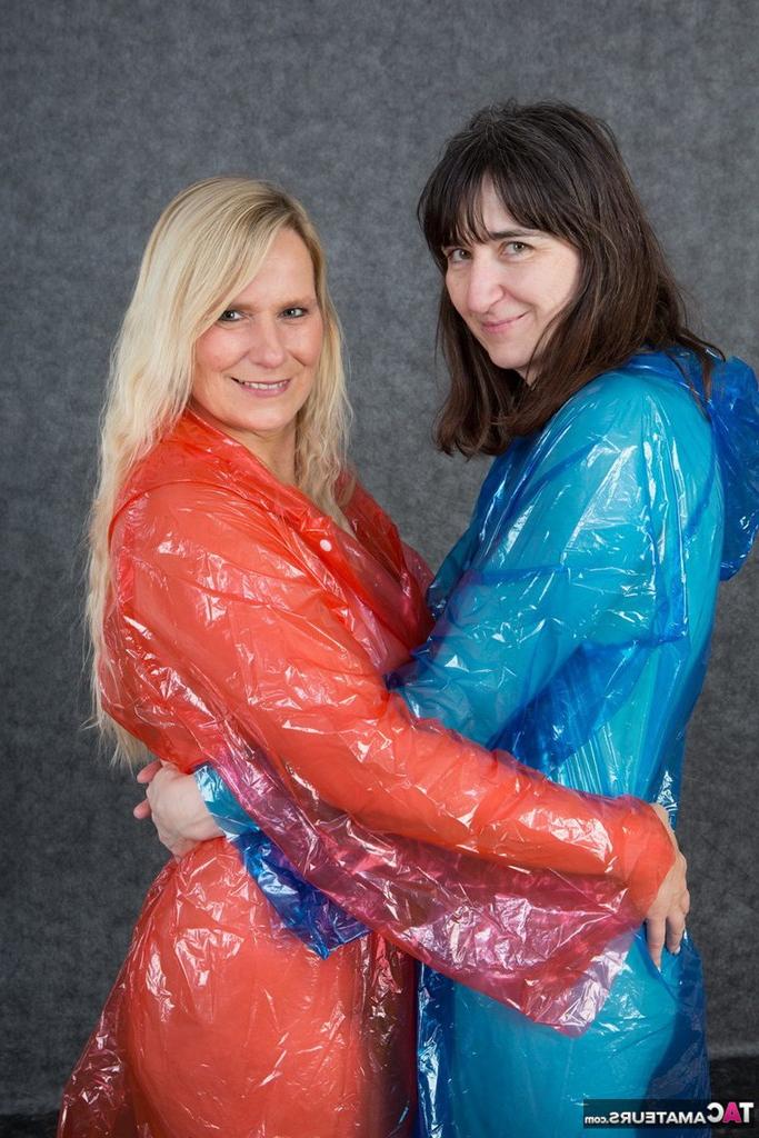 20P A lésbica madura Sweet Susi e sua namorada trabalham em vestidos transparentes