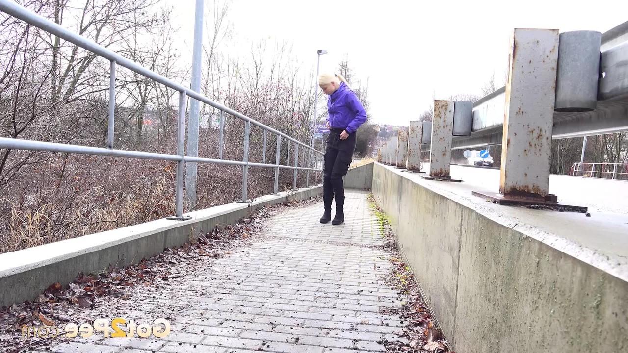 15P Blonde chick Vanessa Hell takes a badly needed piss on a pedestrian overpass