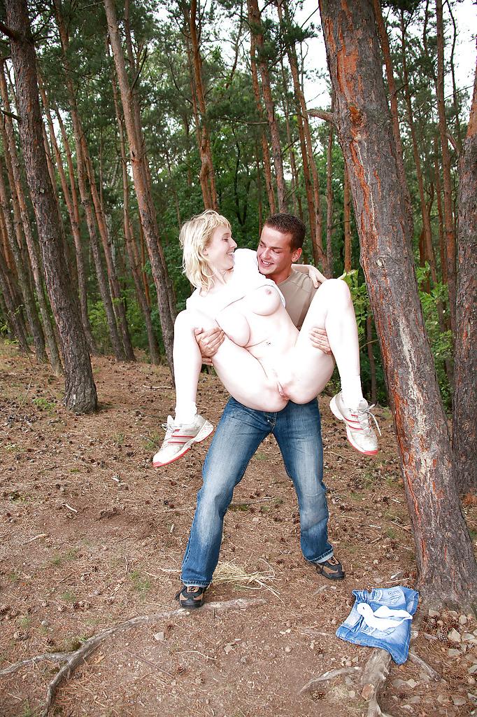 16P La MILF tetona Melissa hace una cubana y se la follan en el bosque