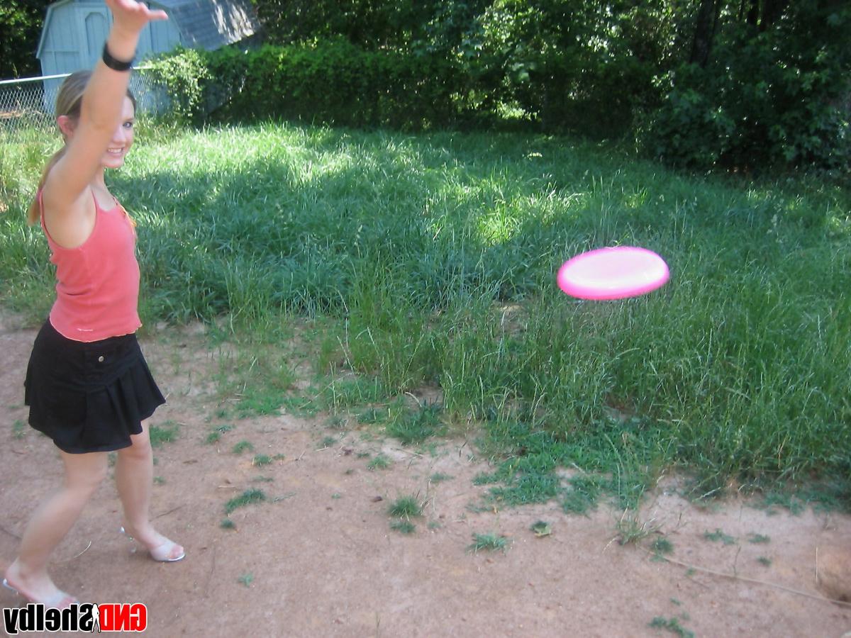 2P Une amatrice montre ses petits seins et sa culotte en jouant avec un frisbee.