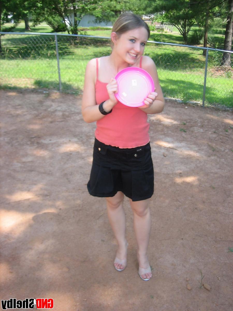 2P Une amatrice montre ses petits seins et sa culotte en jouant avec un frisbee.