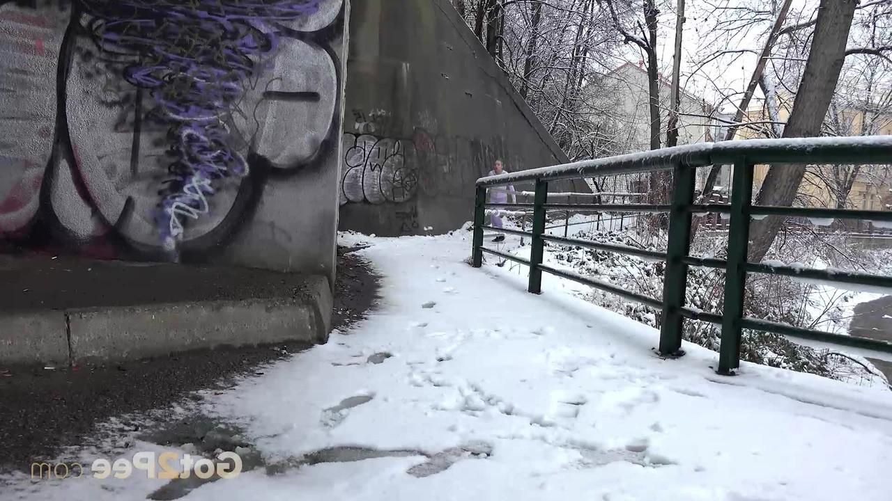 15P Кавказская девушка Джанна Рэй нырнула под эстакаду, чтобы пописать зимой