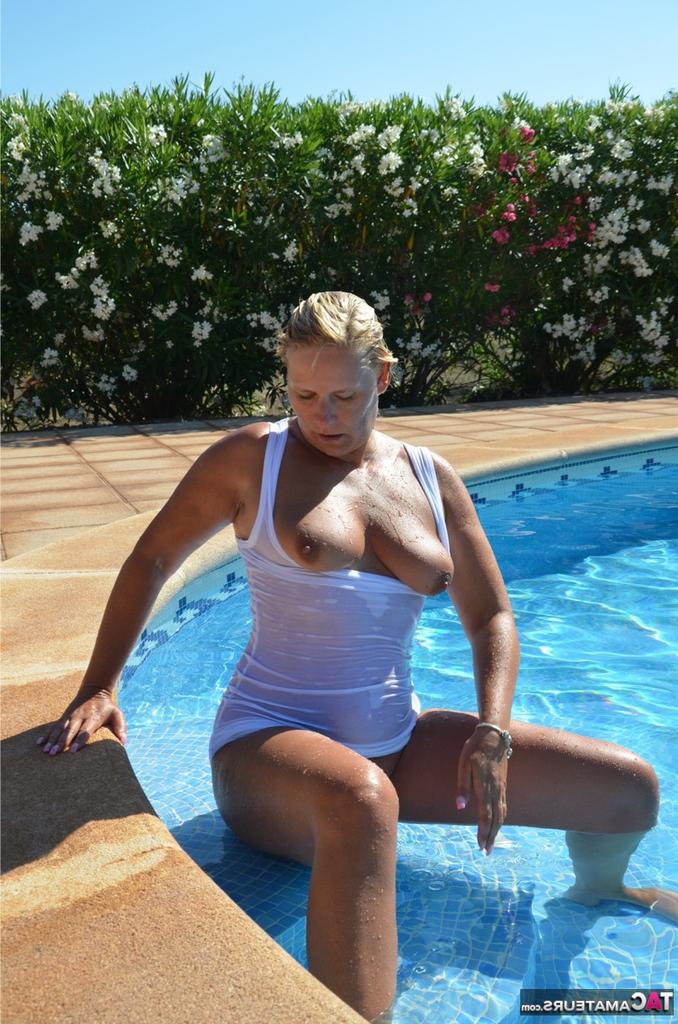 19P Sweet Susi, une amatrice blonde et épaisse, libère ses seins et sa chatte de ses vêtements mouillés.