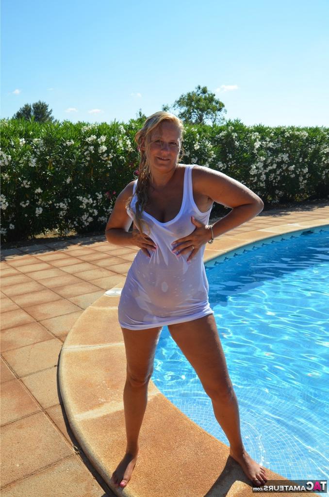 19P Sweet Susi, une amatrice blonde et épaisse, libère ses seins et sa chatte de ses vêtements mouillés.
