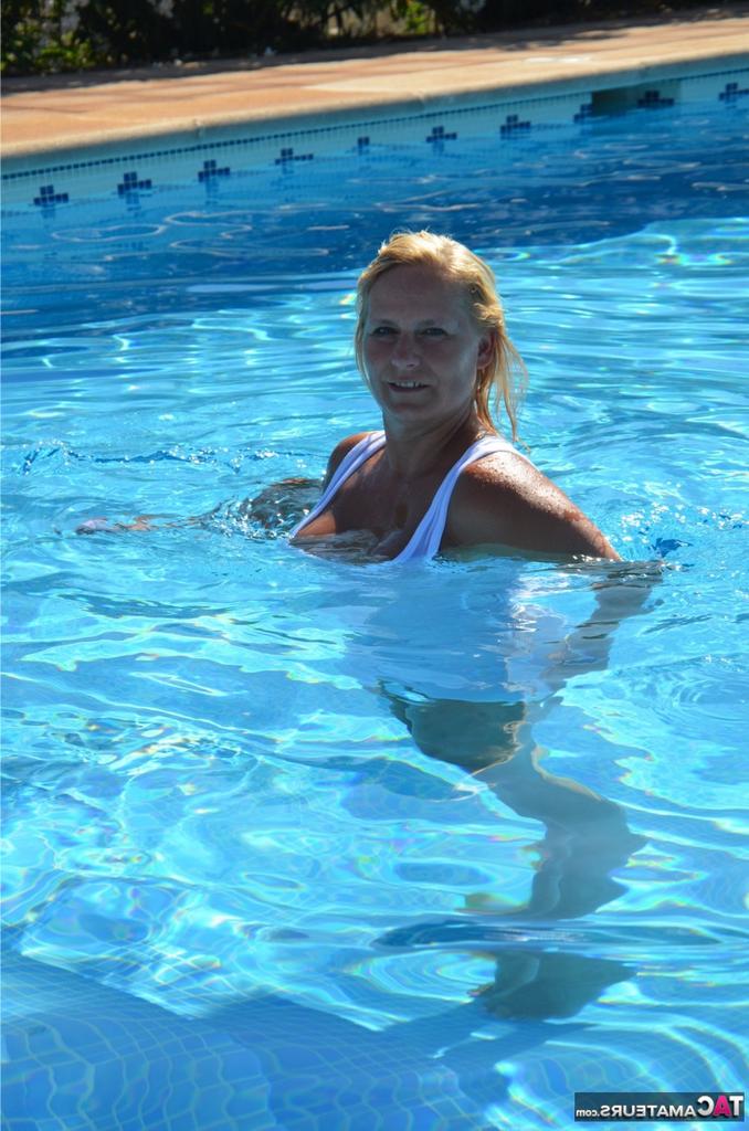 19P Sweet Susi, une amatrice blonde et épaisse, libère ses seins et sa chatte de ses vêtements mouillés.