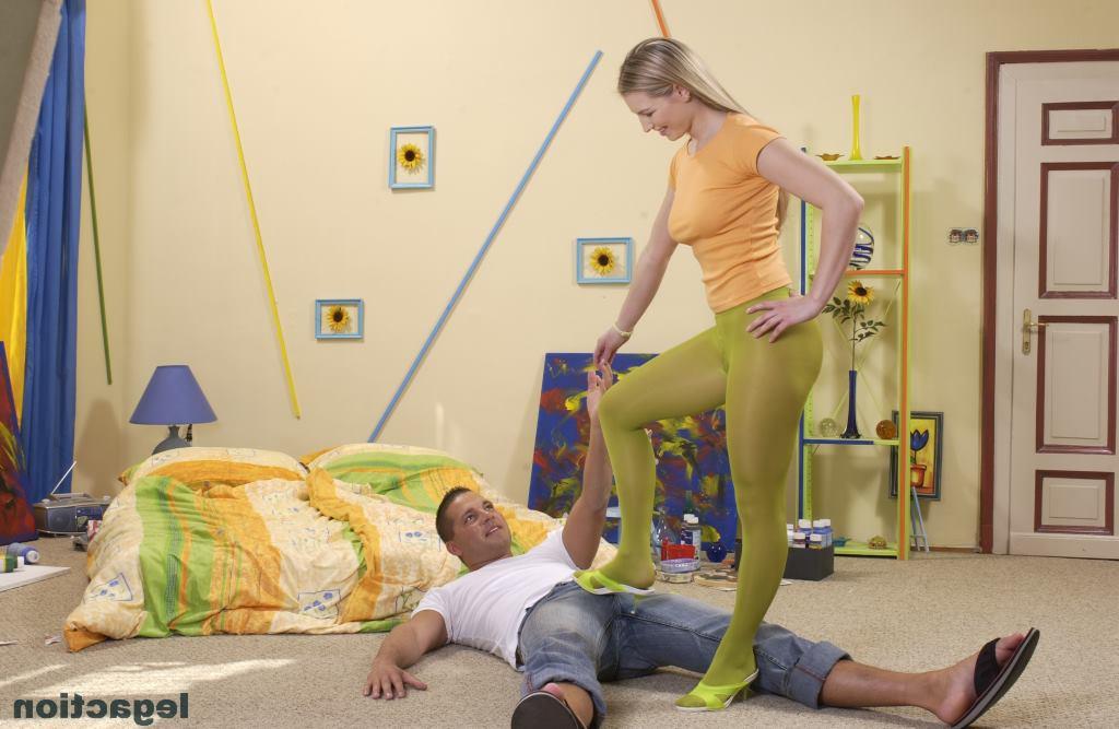 12P Menina bonita brinca com seu amigo de meia-calça verde