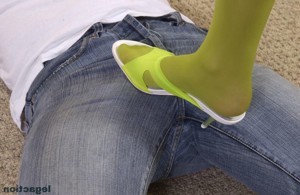 12P Menina bonita brinca com seu amigo de meia-calça verde