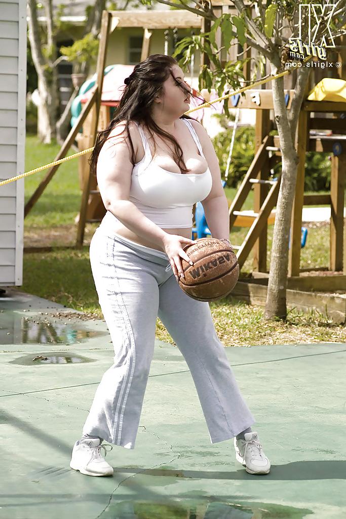 15P Raunchy fatty Monique L'Amour doing sport exercises before getting fucked