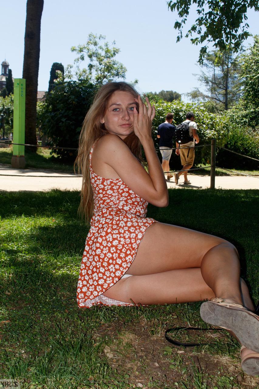12P La sexy katherine prerija muestra una falda y sus tetas en lugares públicos