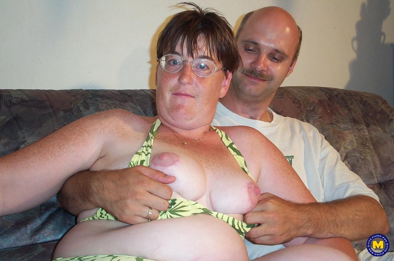 20P Die kurzhaarige Amateur-BBW mit Brille Rika masturbiert, nachdem sie gefickt wurde