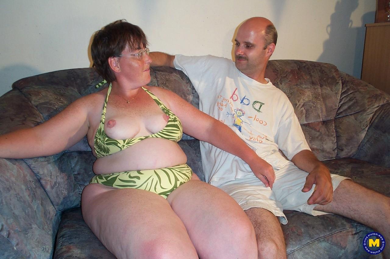 20P Die kurzhaarige Amateur-BBW mit Brille Rika masturbiert, nachdem sie gefickt wurde