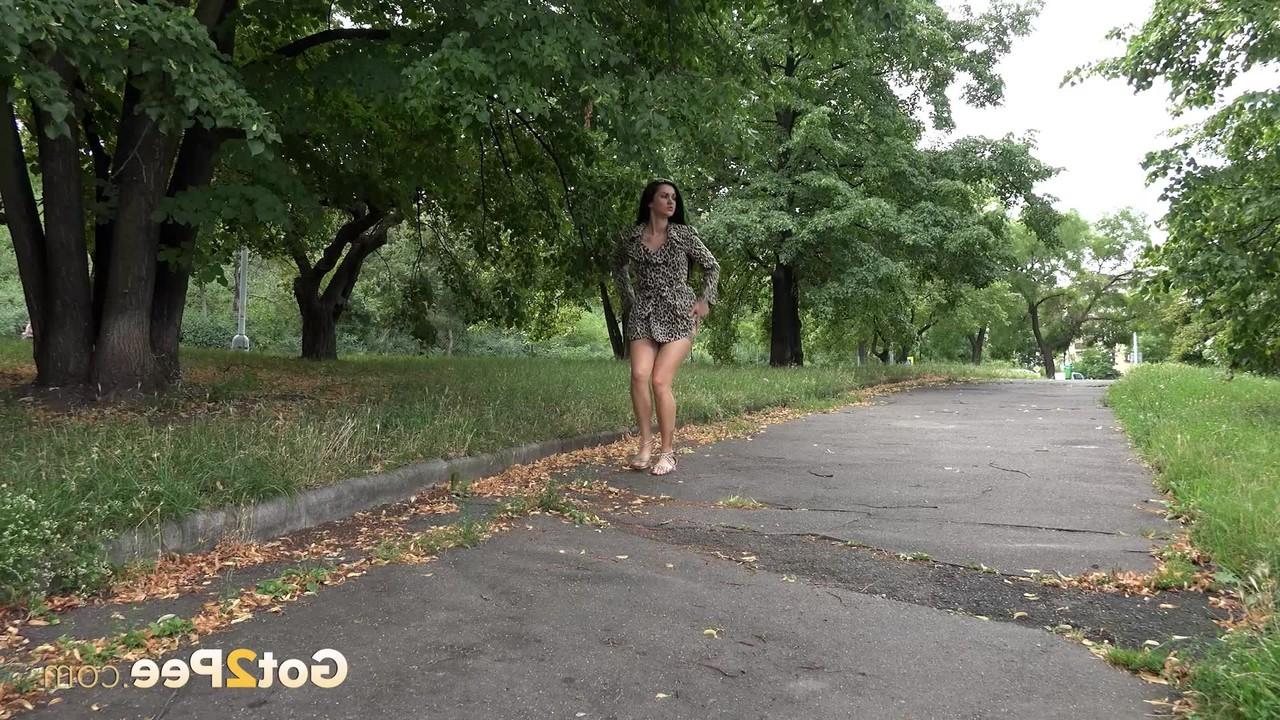 15P 裸足の女の子ミリアムが舗装された道路でおしっこをするためにパンティーを脇にずらします