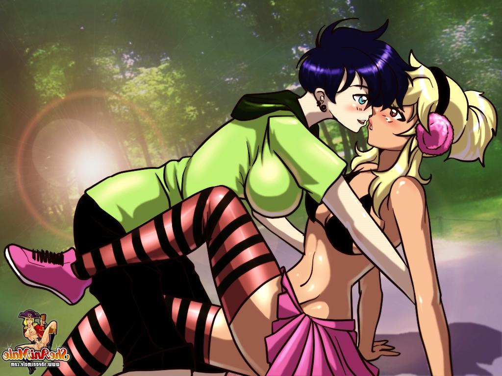 12P Duas bonecas skatistas travestis de anime se beijam em público e fazem sexo anal