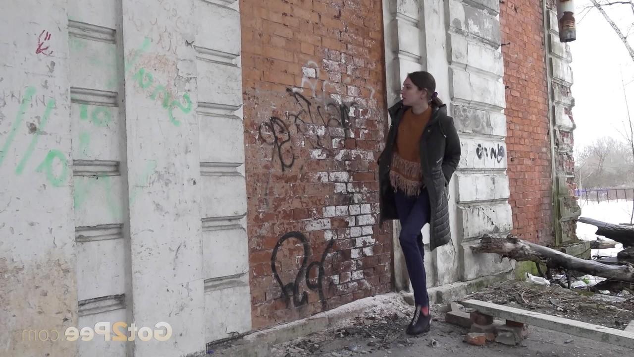 15P La chica blanca Vika Lita es pillada orinando en la puerta de un cobertizo